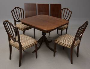 Hepplewhite spisebord samt fire stole, tre tillægsplader
