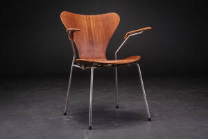 Arne Jacobsen. 7er armstol, model 3207, teaktræ 