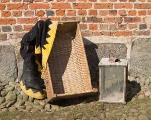 Lykta, korg samt hästtäcke