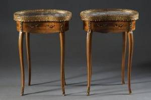 Ett par bord i Louis XV-stil