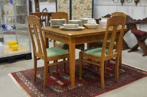 Matbord med 4 stolar