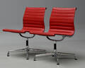 Charles Eames. Et par stole fra serien Aluminium Group model EA-105 2 