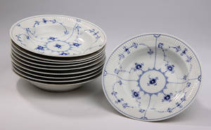 Kgl. Porcelæn. Musselmalet riflet, 10 dybe middagstallerkener af porcelæn - 1. sort. 10