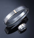 N.E. From Sølvsmedie. Moderne armring og ring af oxideret sterlingsølv og guld. 2