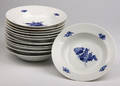 Kgl. Porcelæn. Blå Blomst flettet, 13 dybe middagstallerkener af porcelæn 13