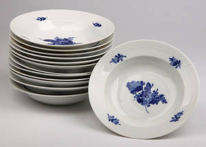Kgl. Porcelæn. Blå Blomst flettet, 13 dybe middagstallerkener af porcelæn 13