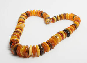 Halskæde med ravperler, varierende nuance