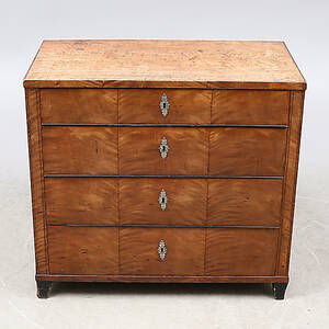 BYRÅ, björkfanér, 1800-talets första hälft.