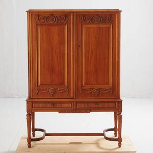 Skåp i gustaviansk stil 