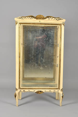 Vitrinskåp, vitt med förgylld dekor