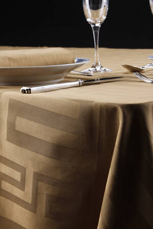 Gaveæske med bordduge og servietter af ægyptisk bomuld i tre farver, 140 x 320 cm, Keops Collection