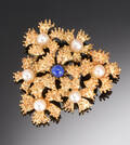 Broche af guld af 14 kt prydet med perler og lapis lasuli