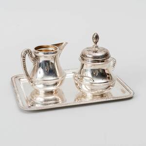 Bricka samt gräddkanna och sockerskål