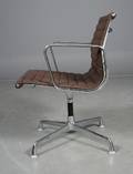 Charles Eames Armstol, model EA108,  brun hopsak betræk