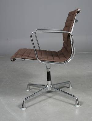 Charles Eames Armstol, model EA108,  brun hopsak betræk