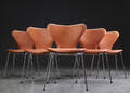 Arne Jacobsen. Seks syverstole model 3107, cognacfarvet anilinlæder 6