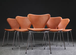 Arne Jacobsen. Seks syverstole model 3107, cognacfarvet anilinlæder 6
