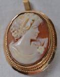 CAMÈ. Infattad i 18 karat guld.