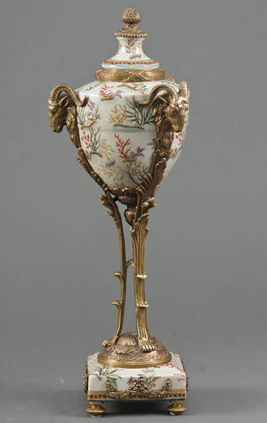 Prydopsats af porcelæn