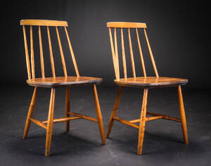Dansk møbelproducent. To tremmestole af bøgetræ 2