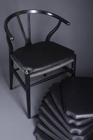 Hyndesæt til på otte hynder til Hans J. Wegners Y- stol. Sort læder. 8