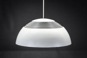 Arne Jacobsen. Pendel lysegår metal, model AJ1