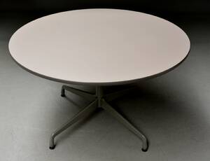 Charles Eames. Bord Segmented Table, Ø 121 cm  Denne vare er sat til omsalg under nyt varenummer 5070955