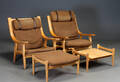 Hans J. Wegner. Sæt af to højryggede lænestole og to skamler af egetræ,4