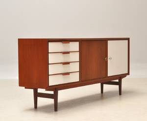 Dansk Møbelproducent. Lav skænk i teak. 1950erne