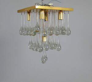 Deckenleuchte mit tropfenförmigem Glasbehang