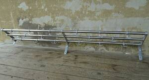 Hatthylla metall med krokar B94