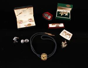 Samling herresmykker, herunder manchetter 9