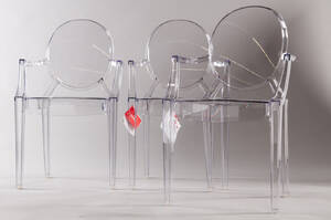 Eugeni Quitllet Philippe Starck, Drei Stühle Modell Louis Ghost, für Kartell 3