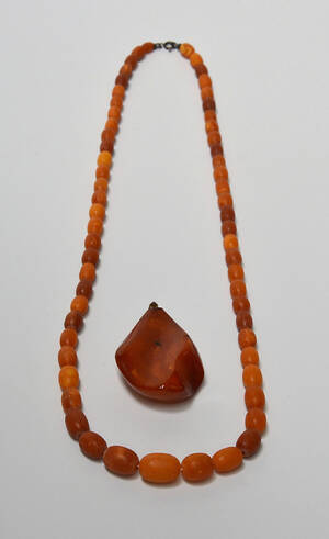 Halskæde med ravperler i forløb samt vedhæng af rav. 2