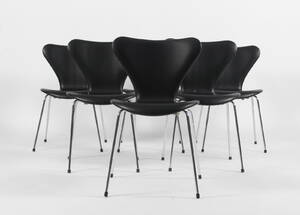 Arne Jacobsen. Et sæt på seks Syver stole, sort læder fra Sørensen, model 3107. 6  Denne vare er sat til omsalg under nyt varenummer 4175077