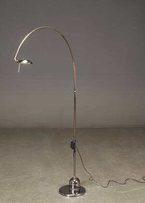 Gulvlampe med svungen arm