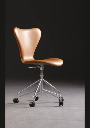 Arne Jacobsen 1902-1971. Kontorstol, model 3117 med cognacfarvet læder