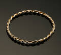 Snoet armring af 14 kt guld, 21,1 gr.