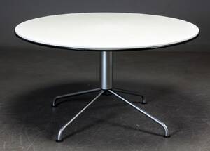 Vico Magistretti for Fritz Hansen. Bord med plade af hvid laminat