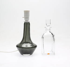 KARAFF med propp och BORDSLAMPFOT, glas, Orrefors med mera, 1900-tal.