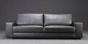 Moderne trepersoners sofa betrukket med sort læder, model Madrid