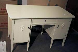 Skrivbord, Vitmålat