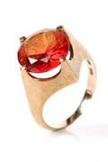Hermann Siersbøl. Coctailring 8 kt guld med på granat, ca. 8 kt.