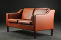 Dansk møbelproducent. To pers sofa i brunligt skind. 