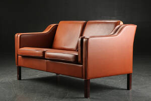 Dansk møbelproducent. To pers sofa i brunligt skind. 