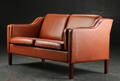 Dansk møbelproducent. To pers sofa i brunligt skind