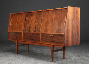 Skænk af palisander, dansk møbelproducent