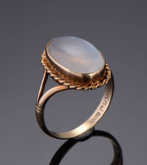 Knud Jensen  Vintage ring af guld med månesten