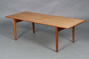 Hans J. Wegner. Sofabord af massiv egetræ, model AT15