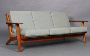 Hans J. Wegner. Tre-pers. sofa model GE-2903 af massivt egetræ